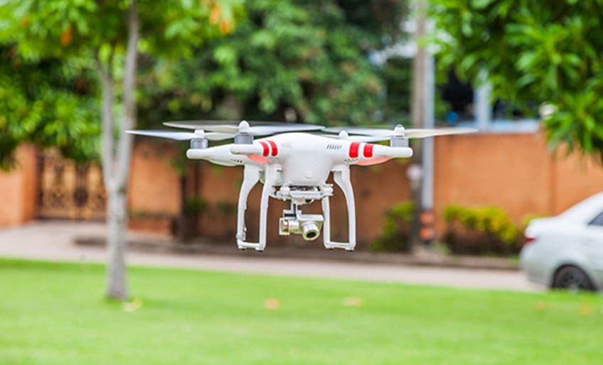 Drohnenversicherung - Drohne fliegt im Garten 