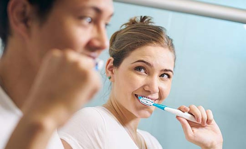 Zahnschutz - Mann und Frau beim Zähneputzen